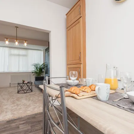 Pass The Keys Stylish 2 Bedroom House In Leeds *