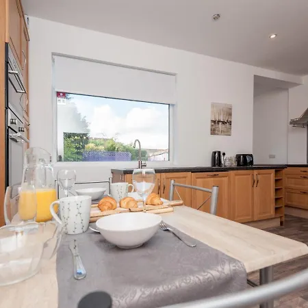 Pass The Keys Stylish 2 Bedroom House In Leeds Holiday home