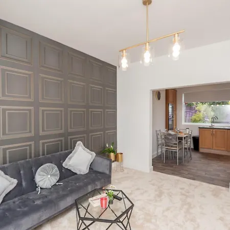 Pass The Keys Stylish 2 Bedroom House In Leeds Holiday home