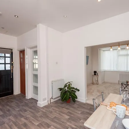 Pass The Keys Stylish 2 Bedroom House In Leeds