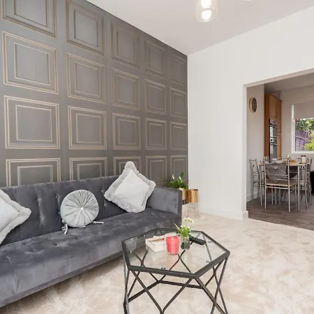 Pass The Keys Stylish 2 Bedroom House In Leeds Holiday home
