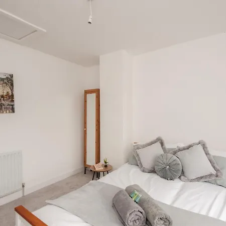 Pass The Keys Stylish 2 Bedroom House In Leeds Holiday home