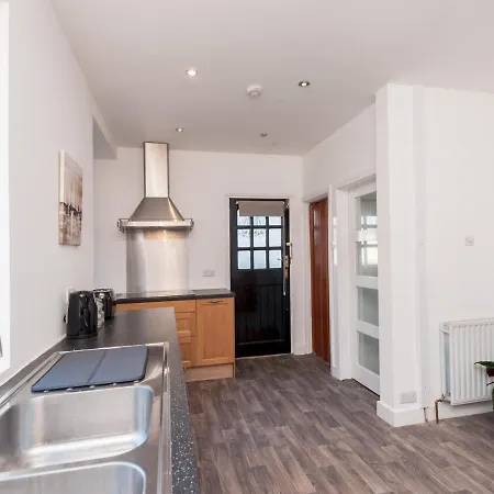 Pass The Keys Stylish 2 Bedroom House In Leeds *